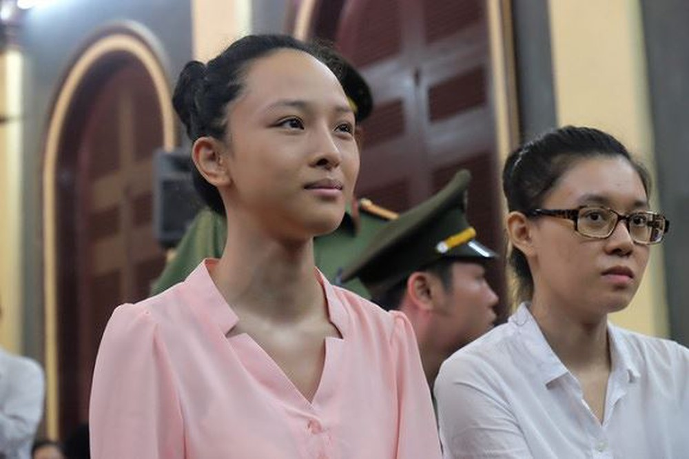 Trong thời gian bị giam giữ, Hoa hậu Trương Hồ Phương Nga nhiều lần xuất hiện với gương mặt xanh xao, gầy gò, đen nhẻm khiến công chúng ngỡ ngàng.