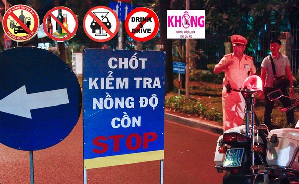 Đội CSGT TP.HCM lập chốt trên đường Điện Biên Phủ, kiểm tra nồng độ cồn người lái xe - Ảnh: H.Đ.