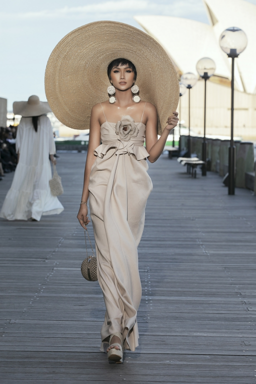 H'Hen Niê thần thái khi catwalk trong show thời trang của Đỗ Mạnh Cường tại Australia. 