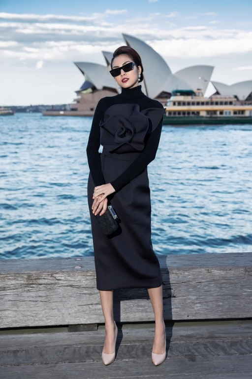 Tăng Thanh Hà diện nguyên set đen quyền lực chụp ảnh trước Nhà hát Sydney Opera. Cô tới Australia để tham dự show của NTK Đỗ Mạnh Cường.