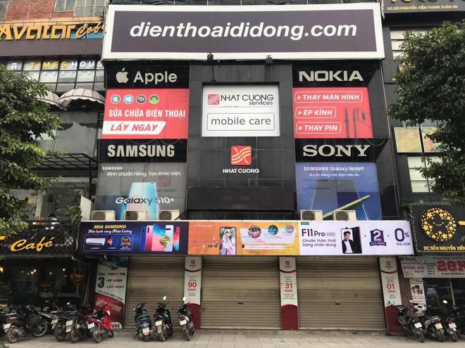 dien-thoai-nhat-cuong-xuong-gia-the-tham-sau-khi-cua-hang-bi-kham-xet