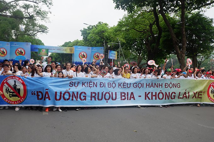 hang-nghin-di-bo-keu-goi-uong-ruou-bia-khong-lai-xe-o-ho-guom