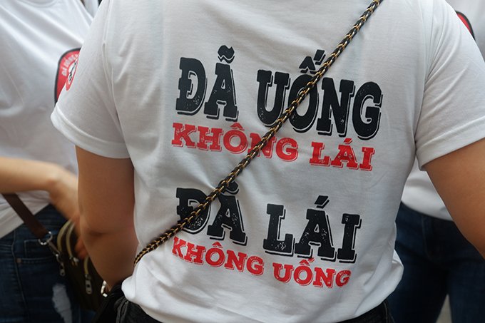 Rất nhiều người đã mắc chiếc áo với dòng chữ đằng sau lưng “Đã uống không lái - Đã lái không uống”