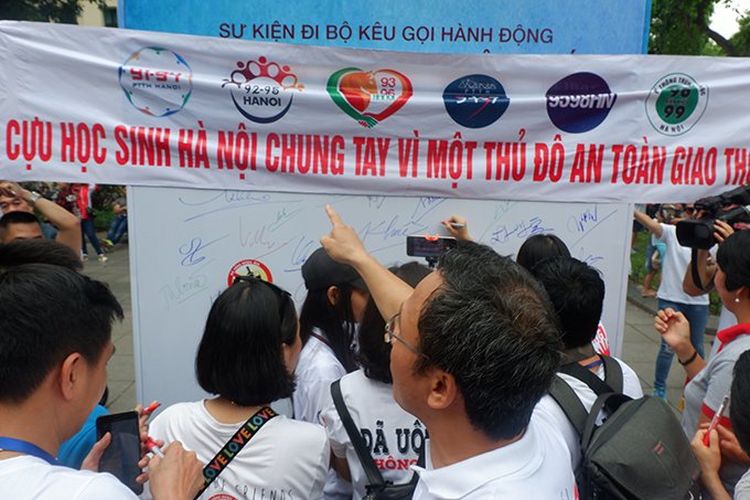 hang-nghin-di-bo-keu-goi-uong-ruou-bia-khong-lai-xe-o-ho-guom
