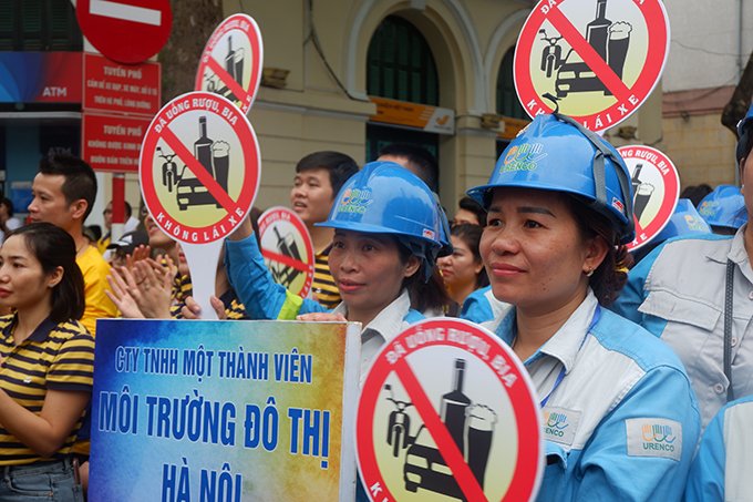 Thông điệp “Đã uống rượu bia - Không lái xe”được nhiều người cầm trên tay