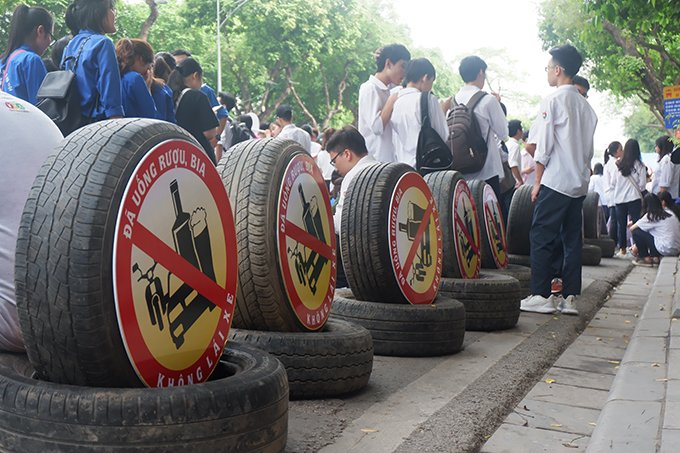 hang-nghin-di-bo-keu-goi-uong-ruou-bia-khong-lai-xe-o-ho-guom