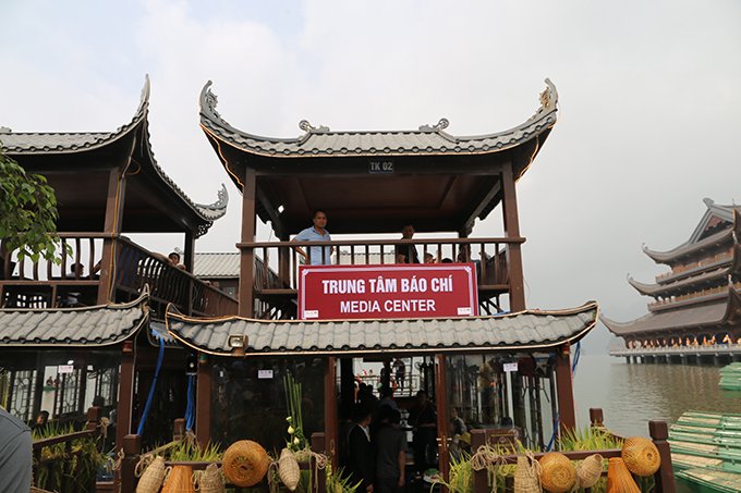 Bên trong chùa Tam Chúc cũng có Trung tâm báo chí, để cho phóng viên, nhà báo tác nghiệp trong buổi lễ