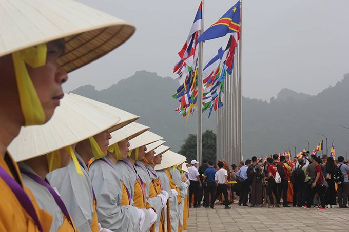 rat-dong-nguoi-do-ve-chua-tam-chuc-tham-du-dai-le-vesak-2019
