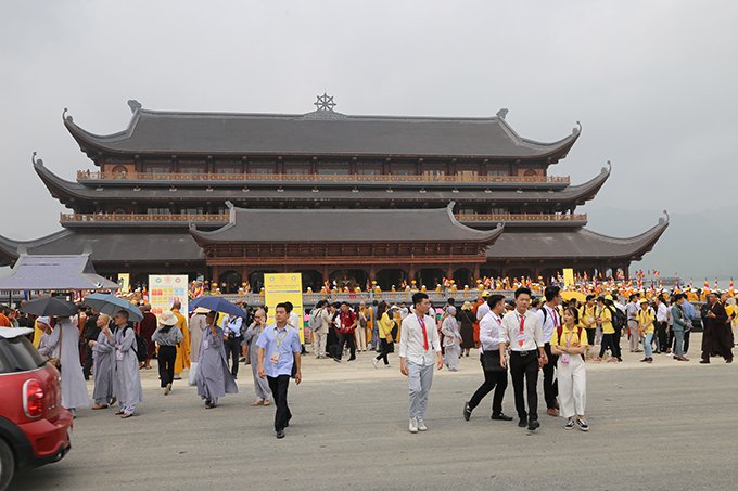 rat-dong-nguoi-do-ve-chua-tam-chuc-tham-du-dai-le-vesak-2019