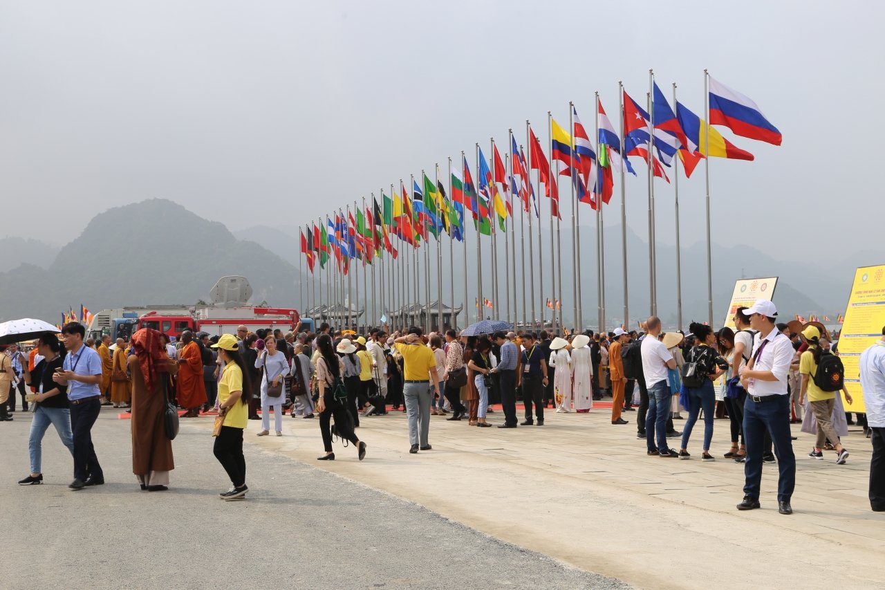 rat-dong-nguoi-do-ve-chua-tam-chuc-tham-du-dai-le-vesak-2019