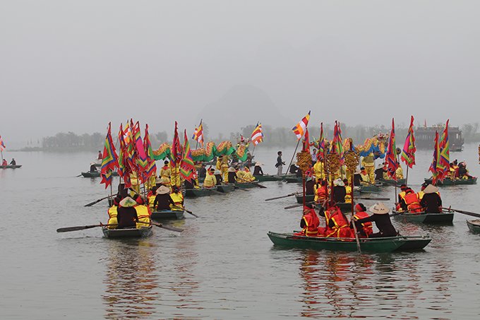 rat-dong-nguoi-do-ve-chua-tam-chuc-tham-du-dai-le-vesak-2019