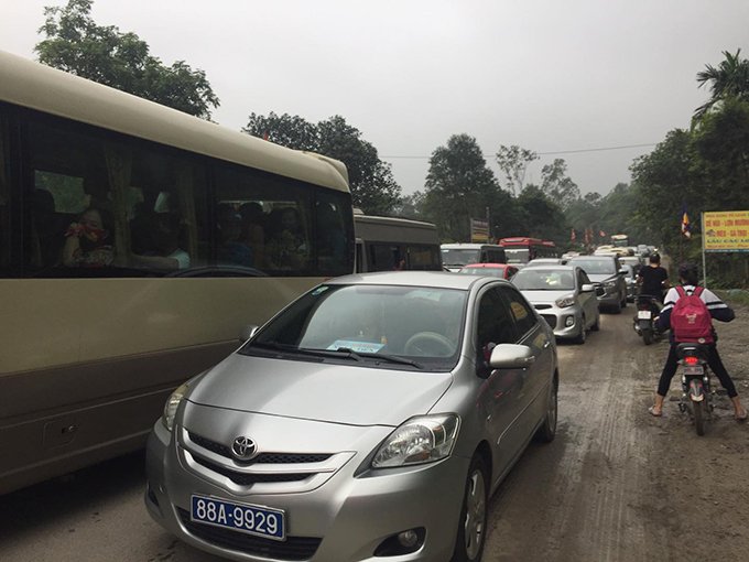 Đường đi vào chùa Tam Chúc bị tắc nghẽn giao thông