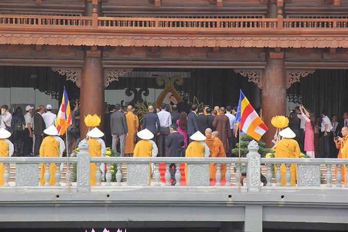 Bên trong Thủ tướng Nguyễn Xuân Phúc thực hiện nghi thức tắm Phật. 