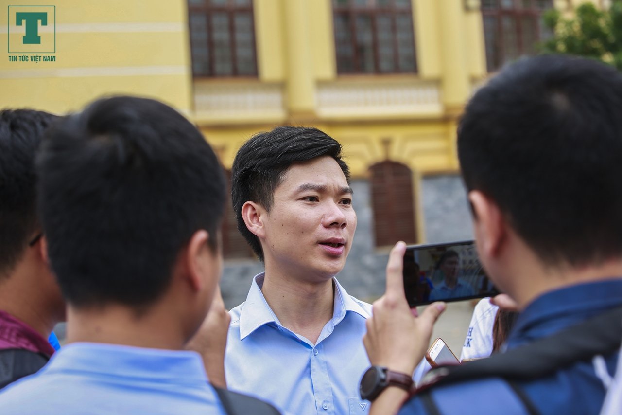 Bác sĩ Hoàng Công Lương cùng chú ruột - bác sĩ Hoàng Công Tình phó khoa Hồi sức tích cực BVĐK Hòa Bình ra khỏi Toà án Nhân dân tỉnh Hoà Bình. (Ảnh Chí Hiếu)