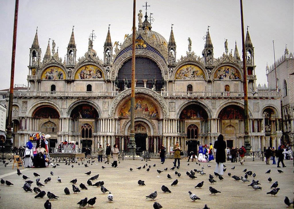 buc-tuong-ba-keo-cao-su-va-7-chon-kem-ve-sinh-van-hut-khach-check-in