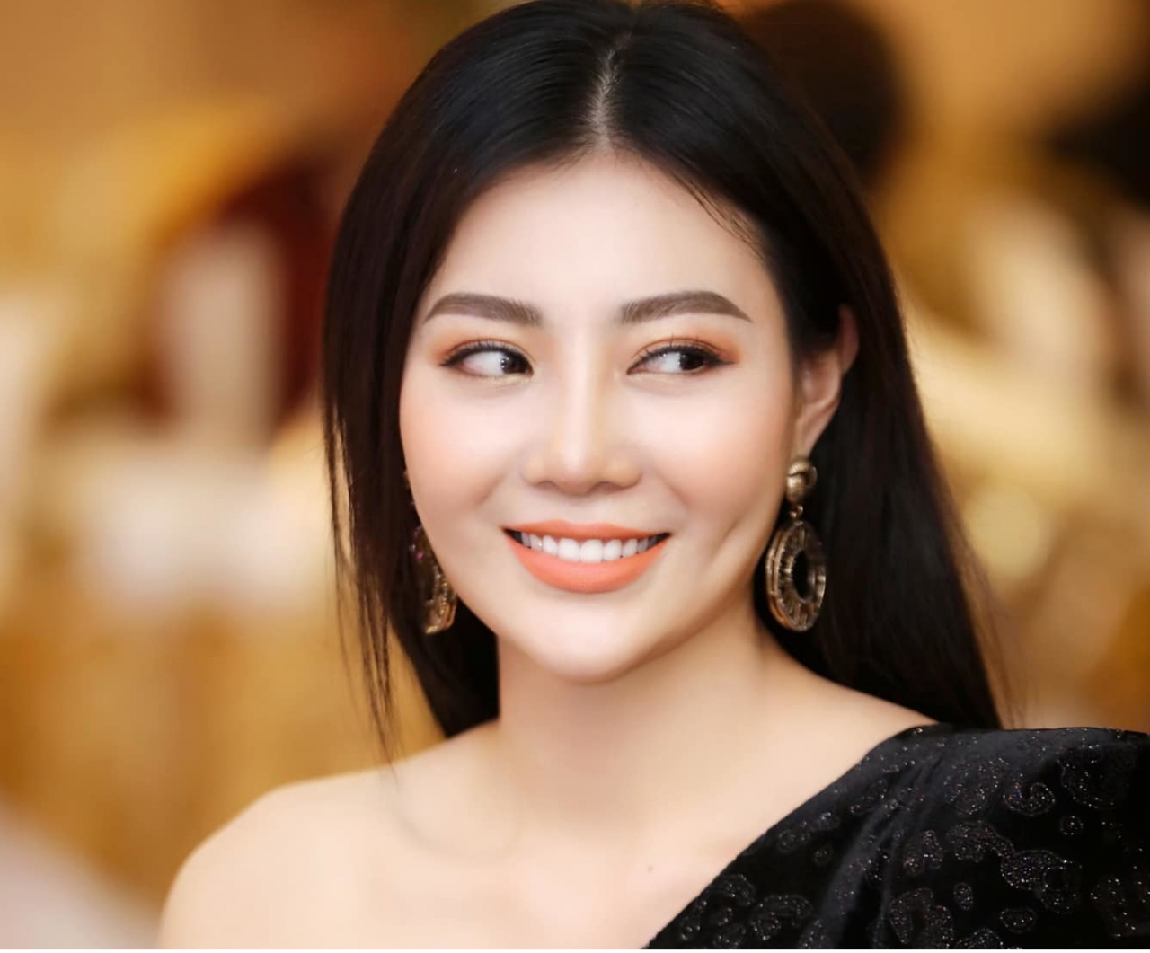 dan-mang-phan-ung-ra-sao-khi-thanh-huong-tuyen-bo-khong-coi-hot-girl-phi-huyen-trang-la-dong-nghiep