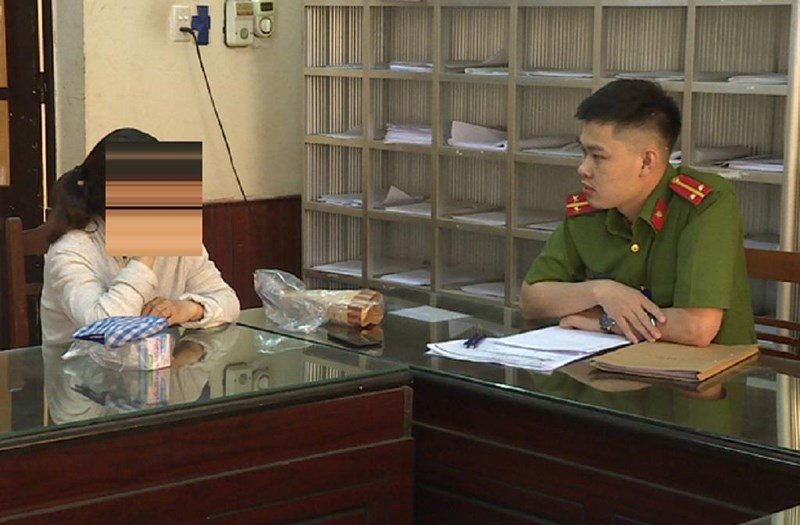 Cô gái làm việc với cảnh sát về thông tin đăng tải không đúng sự thực trên Facebook.