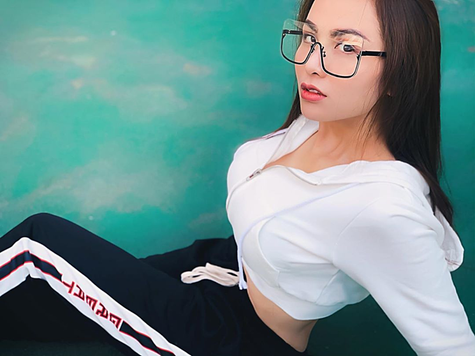 Hoa hậu Diễm Hương khoe eo thon ngực khủng và chia sẻ đang muốn giảm cân.