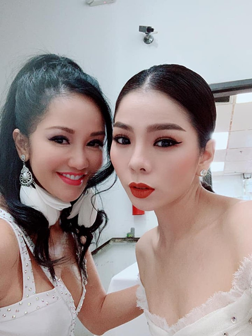 Ca sĩ Lệ Quyên hội ngộ cô Bống Hồng Nhung trong một chương trình.