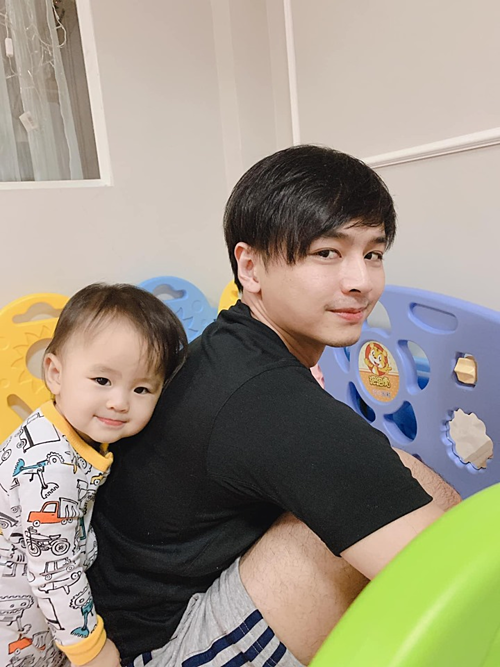 Tú Vi chia sẻ ảnh chụp ông xã Văn Anh và con gái: