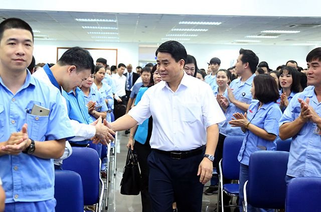 Ông Nguyễn Đức Chung - Chủ tịch UBND TP Hà Nội tiếp xúc với các công nhân. (Ảnh: Dân Trí).