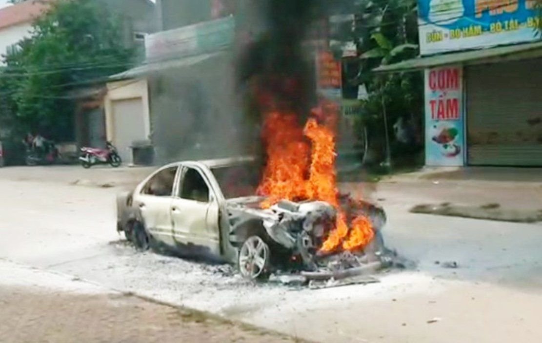 Mercedes cháy dữ dội.