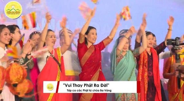Bà Phạm Thị Yến (áo đỏ ở giữa) hưởng ứng theo điệu nhạc tại Đại lễ Phật Đản.
