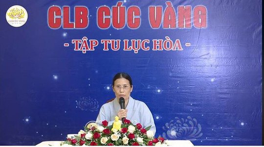 Bà Phạm Thị Yến đăng đàn thuyết giảng tối 7/5. (Ảnh cắt từ clip).