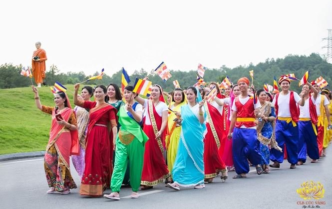 Trong bộ váy màu đỏ nổi bật, bà Yến xuất hiện trong sự ngỡ ngàng của nhiều người vì chỉ cách đây ít hôm vẫn không ai biết bà Yến đang ở đâu.