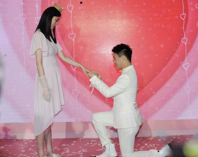 Trong bộ vest trắng, Hà Du Quân như chàng bạch mã hoàng tử cầu hôn công chúa. Màn cầu hôn ngôn tình này đã nhận được cơn mưa lời tán tụng từ phía cộng đồng mạng.