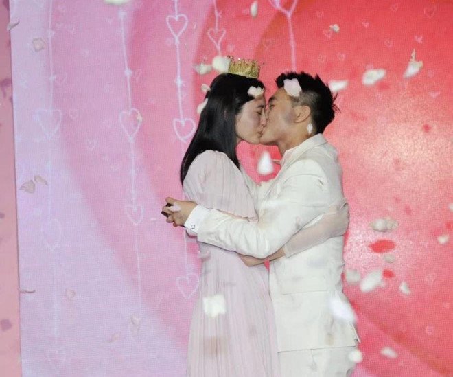 man-cau-hon-ngon-tinh-cua-quy-tu-vua-song-bac-macau-va-chan-dai-victorias-secret