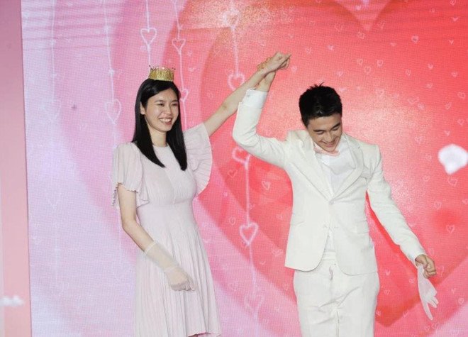 Buổi lễ cầu hôn của Hà Du Quân có sự chứng kiến của gia đình, người hâm mộ và nhiều người bạn trong giới showbiz như MC Tạ Na, Bao Bối Nhĩ, Quách Kính Minh.