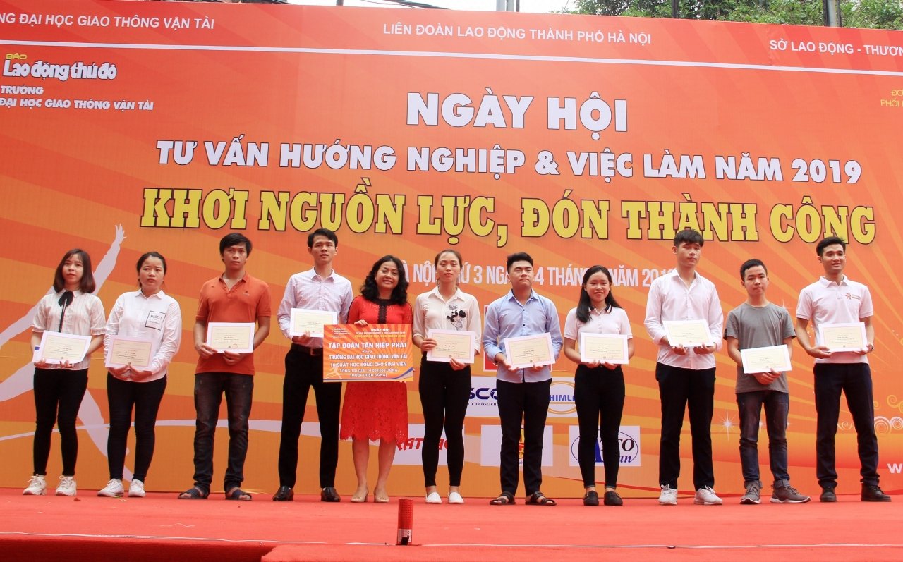 ngay-hoi-huong-nghiep-va-viec-lam-cung-dien-gia-tran-uyen-phuong
