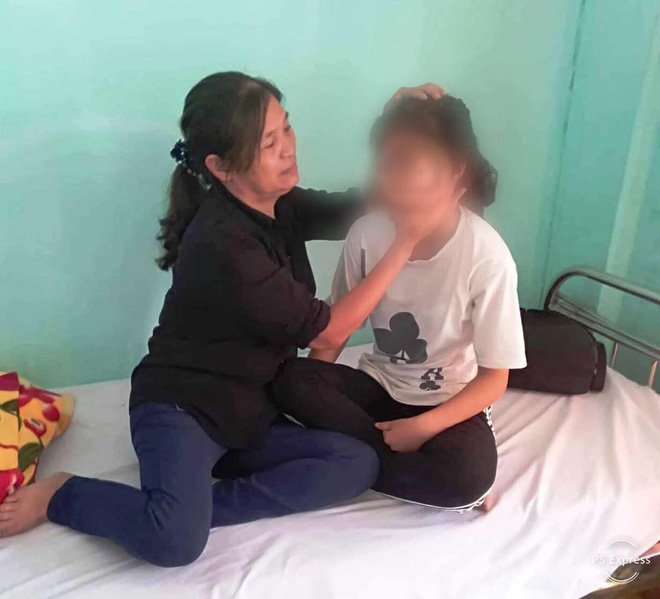 Nữ sinh L. được mẹ chăm sóc trong bệnh viện. (Ảnh: Người Lao Động).