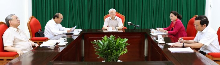 Từ trái sang: Thường trực Ban bí thư Trần Quốc Vượng, Thủ tướng Nguyễn Xuân Phúc, Tổng bí thư, Chủ tịch Nguyễn Phú Trọng, Chủ tịch Quốc hội Nguyễn Thị Kim Ngân và Chánh Văn phòng Trung ương Đảng Nguyễn Văn Nên. Ảnh: TTX