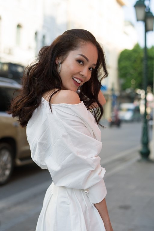 dien-vien-duong-cam-lynh-ghi-diem-voi-phong-cach-thoi-trang-tinh-te