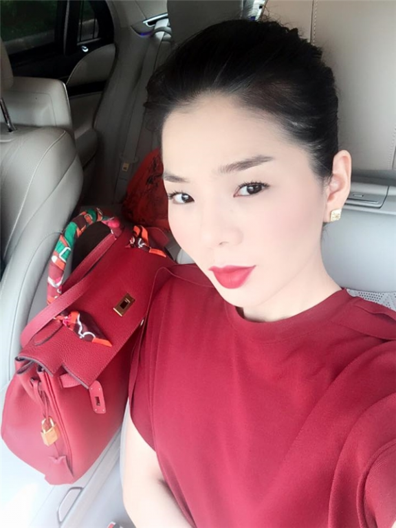 le-quyen-giau-co-co-nao Lệ Quyên sở hữu gia tài túi hàng hiệu cực khủng. Điển hình như chiếc túi đỏ trên có giá 130 triệu đồng. 