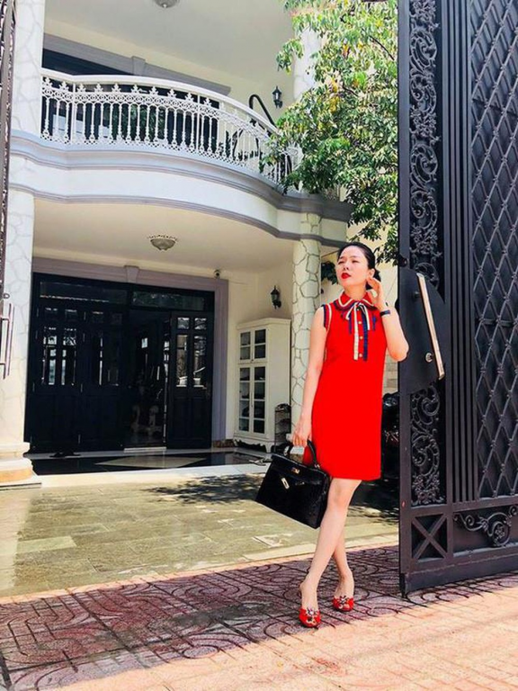 Lệ Quyên chụp ảnh bên một góc căn biệt thự ở TP.HCM.