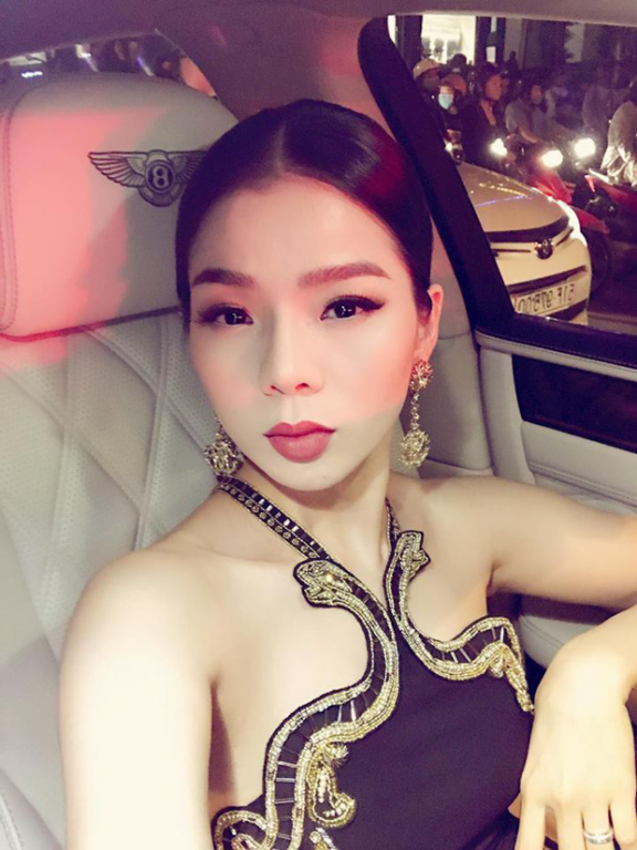 Lệ Quyên trên chiếc siêu xe Bentley.