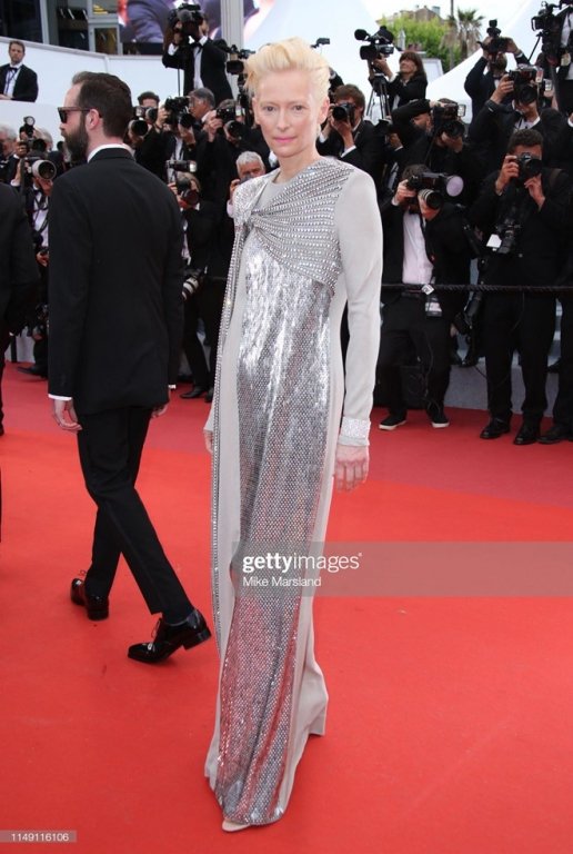 selena-gomez-sao-endgame-khoe-ve-goi-cam-tren-tham-do-lhp-cannes