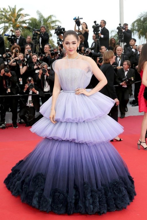 selena-gomez-sao-endgame-khoe-ve-goi-cam-tren-tham-do-lhp-cannes