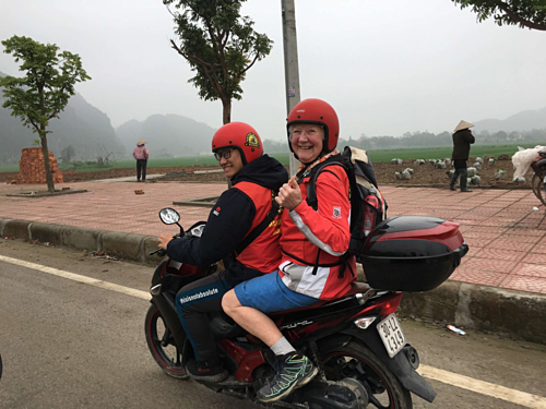 Bà Noreen ngồi xe máy trong chuyến phượt Ninh Bình cùng con gái. Ảnh: Before My Mam Dies.