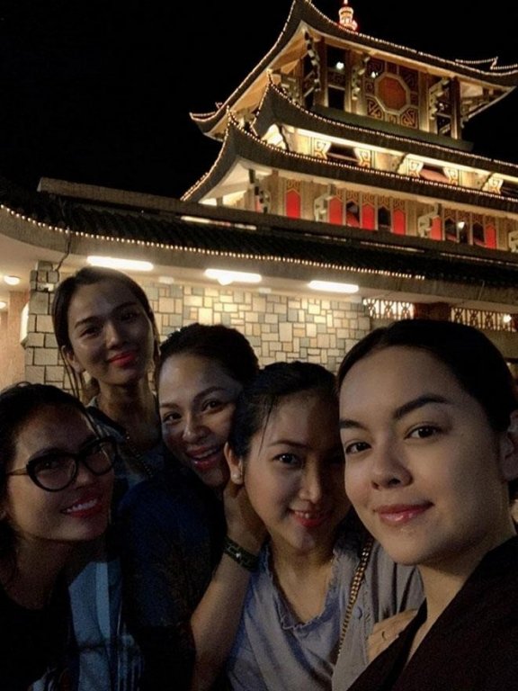 Bà xã Lam Trường đi chùa cùng Phạm Quỳnh Anh và vợ Ưng Hoàng Phúc để cầu an. 