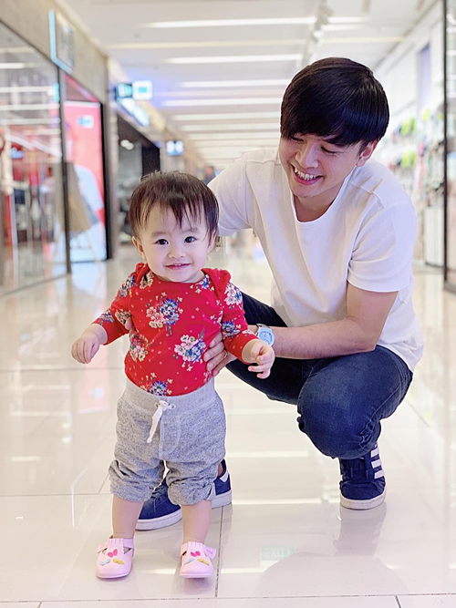 Con gái Văn Anh - Tú Vi hào hứng khi được bố mẹ đưa đi chơi. Cô bé được nhận xét là 