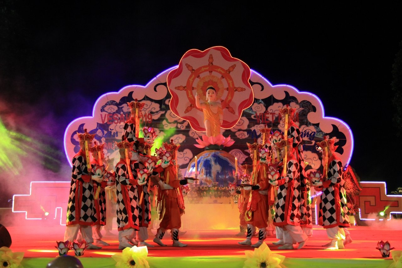 trang-nghiem-dai-le-vesak-vu-hoi-luc-cung-hoa-dang