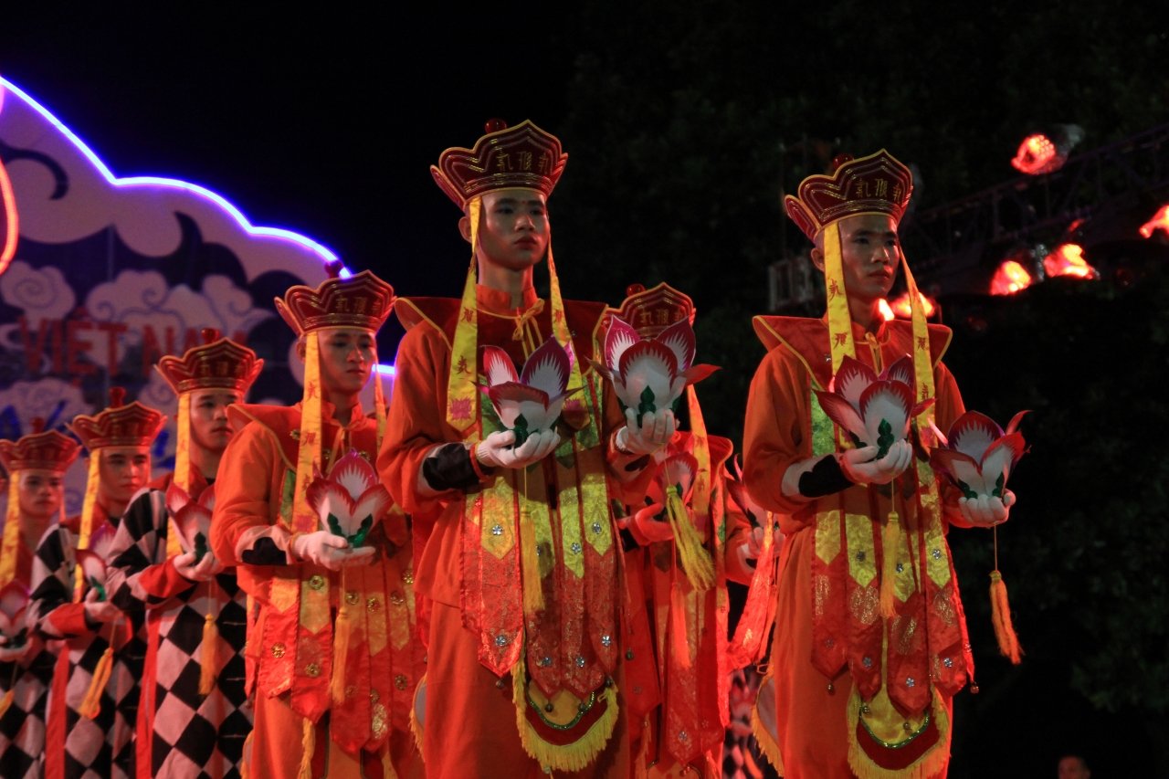 trang-nghiem-dai-le-vesak-vu-hoi-luc-cung-hoa-dang