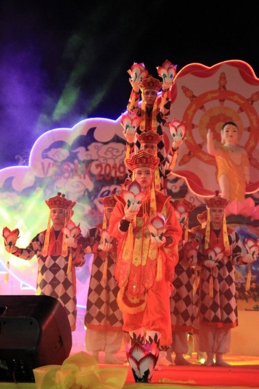 trang-nghiem-dai-le-vesak-vu-hoi-luc-cung-hoa-dang