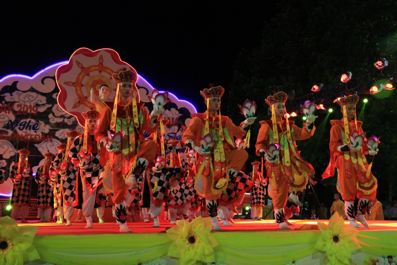 trang-nghiem-dai-le-vesak-vu-hoi-luc-cung-hoa-dang