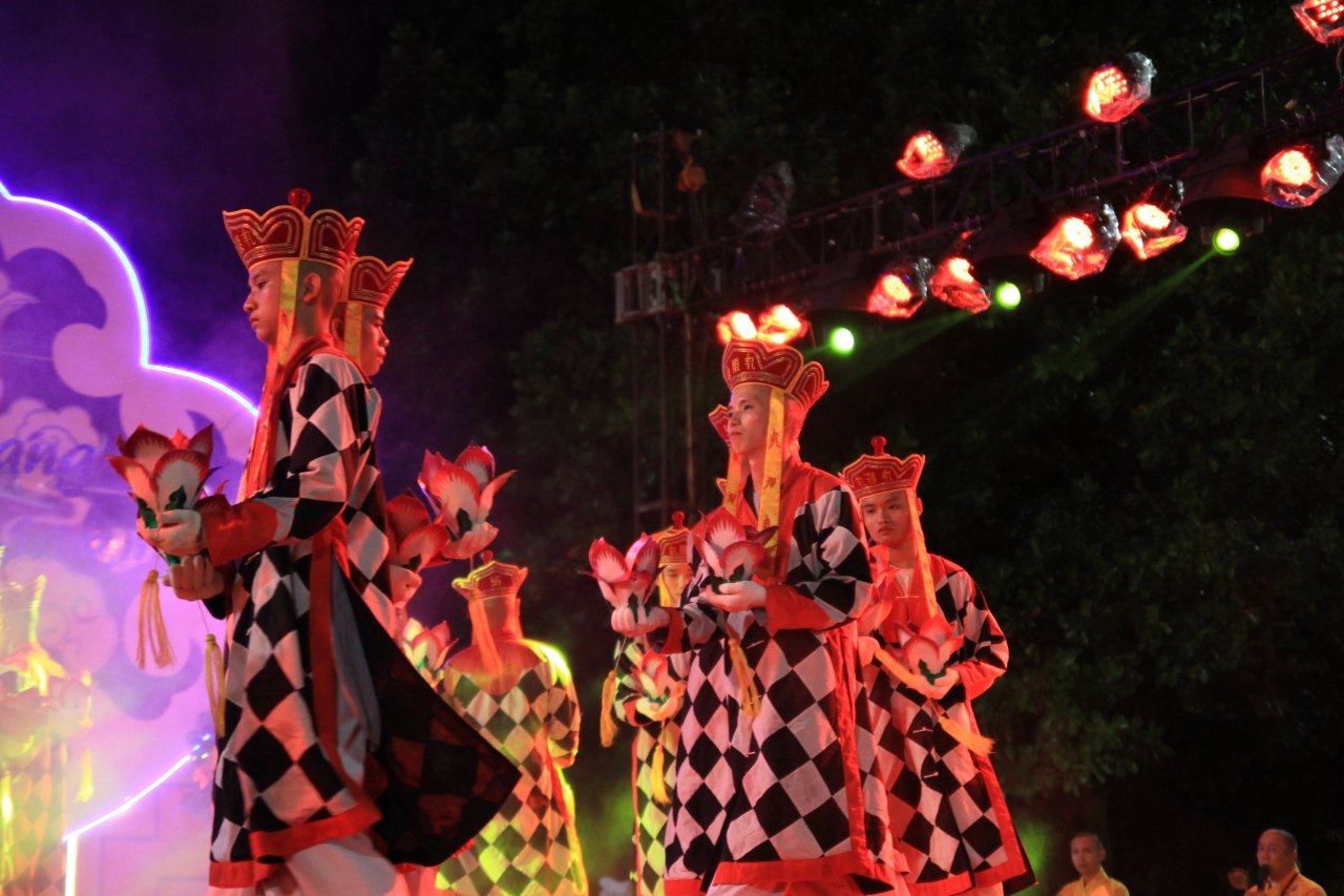 trang-nghiem-dai-le-vesak-vu-hoi-luc-cung-hoa-dang