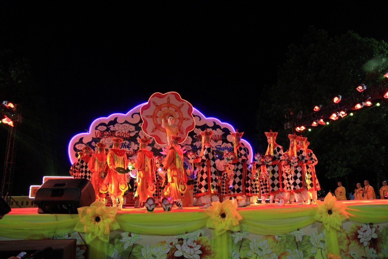 trang-nghiem-dai-le-vesak-vu-hoi-luc-cung-hoa-dang
